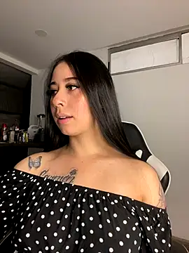 Snapshot of Zoee_t chatting on 12/14/25, 12:05 Zoee t online show from 12/14/25, 12:05