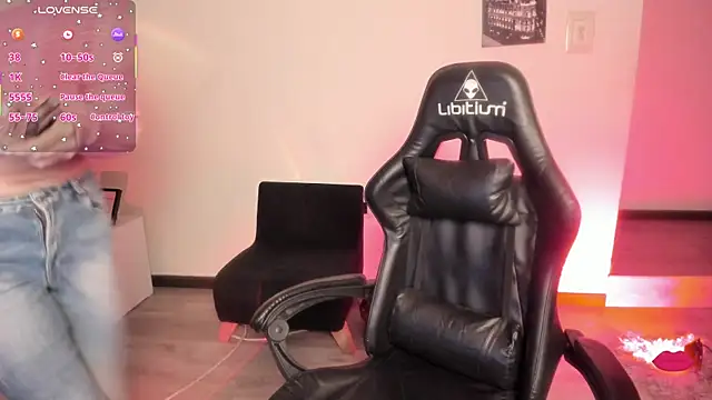 Aurora Hotson online show from 09/22/25, 01:18