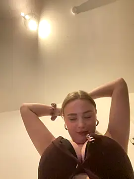 Snapshot of CherryEmmy chatting on 11/28/25, 05:37 CherryEmmy online show from 11/28/25, 05:37