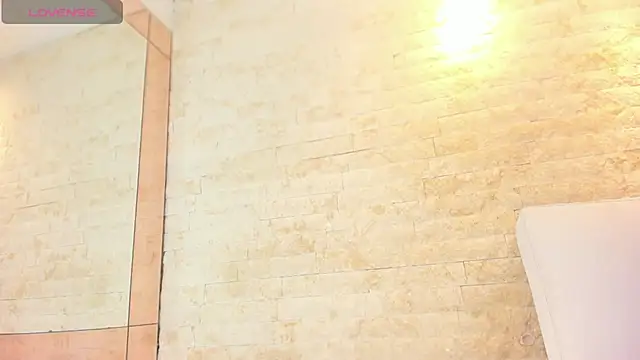 mia roldan  online show from 09/22/25, 12:40