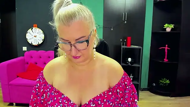 Snapshot of ChristyBrooks chatting on 10/17/25, 09:12 ChristyBrooks online show from 10/17/25, 09:12