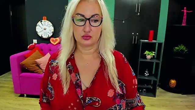 Snapshot of ChristyBrooks chatting on 11/13/25, 07:18 ChristyBrooks online show from 11/13/25, 07:18