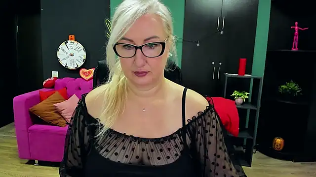 Snapshot of ChristyBrooks chatting on 11/15/25, 07:05 ChristyBrooks online show from 11/15/25, 07:05