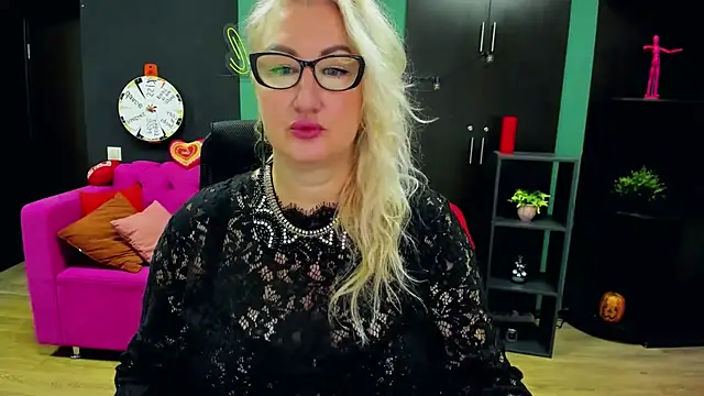 Snapshot of ChristyBrooks chatting on 11/19/25, 06:13 ChristyBrooks online show from 11/19/25, 06:13