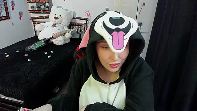 LinaTruly online show from 10/31/25, 09:49