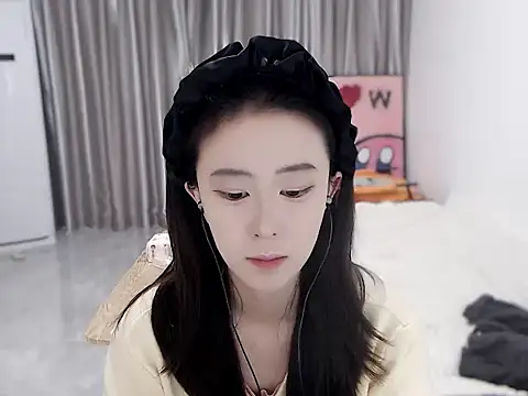 Snapshot of LOLO-yaya chatting on 12/17/24, 07:18 LOLO-yaya online show from 12/17/24, 07:18