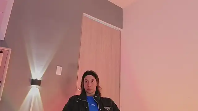 Snapshot of jolie_lov chatting on 09/18/25, 01:02 jolie lov online show from 09/18/25, 01:02