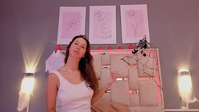 Snapshot of jolie_lov chatting on 10/01/25, 01:06 jolie lov online show from 10/01/25, 01:06