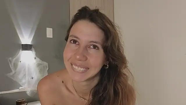 Snapshot of jolie_lov chatting on 10/18/25, 01:12 jolie lov online show from 10/18/25, 01:12