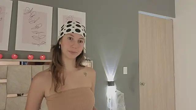 Snapshot of jolie_lov chatting on 10/28/25, 01:03 jolie lov online show from 10/28/25, 01:03