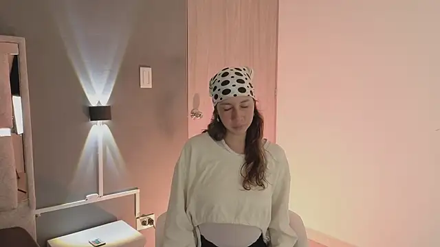 Snapshot of jolie_lov chatting on 11/04/25, 01:32 jolie lov online show from 11/04/25, 01:32