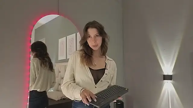 Snapshot of jolie_lov chatting on 11/06/25, 01:23 jolie lov online show from 11/06/25, 01:23