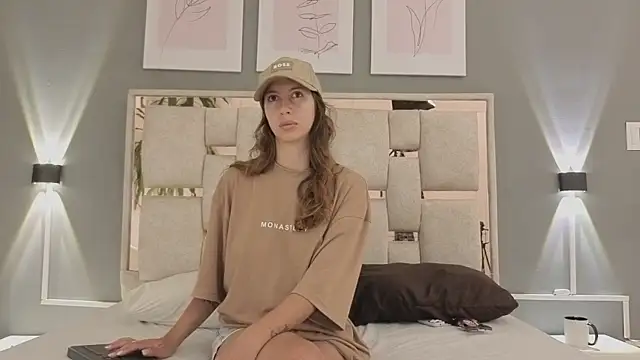 Snapshot of jolie_lov chatting on 11/08/25, 01:22 jolie lov online show from 11/08/25, 01:22