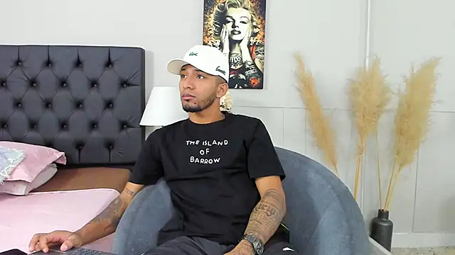 Snapshot of Robin_Rief chatting on 02/02/25, 03:32 Robin Rief online show from 02/02/25, 03:32