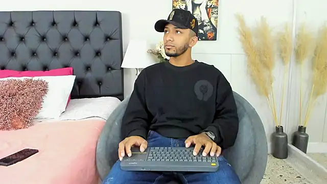 Snapshot of Robin_Rief chatting on 03/11/25, 03:37 Robin Rief online show from 03/11/25, 03:37