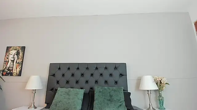 Snapshot of Robin_Rief chatting on 10/15/25, 03:06 Robin Rief online show from 10/15/25, 03:06