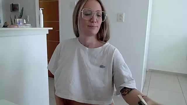 Snapshot of CabledHeredity chatting on 11/16/25, 06:02 CabledHeredity online show from 11/16/25, 06:02