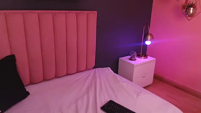 Snapshot of CrystalWoods94 chatting on 11/30/25, 03:49 CrystalWoods94 online show from 11/30/25, 03:49