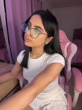 Snapshot of Emily-14 chatting on 06/18/26, 04:24 Emily-14 online show from 06/18/26, 04:24