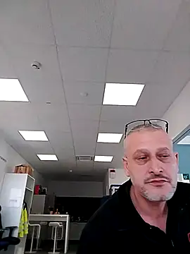 Snapshot of Husoban chatting on 12/17/25, 03:18 Husoban online show from 12/17/25, 03:18