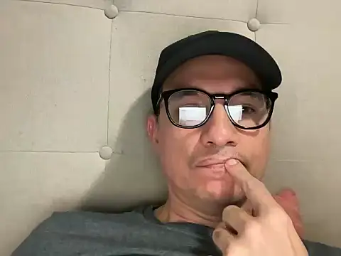 Snapshot of alex_ruiz85 chatting on 12/02/25, 12:49 alex ruiz85 online show from 12/02/25, 12:49