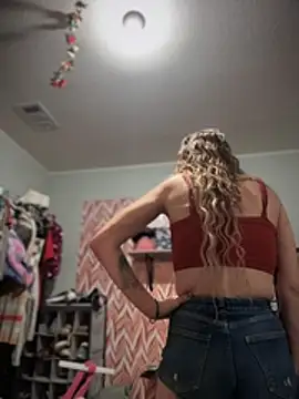 Snapshot of PrettiPluto chatting on 12/14/25, 02:33 PrettiPluto online show from 12/14/25, 02:33