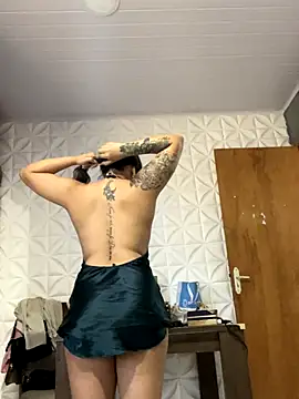 Snapshot of Nicollygriu chatting on 11/30/25, 01:04 Nicollygriu online show from 11/30/25, 01:04