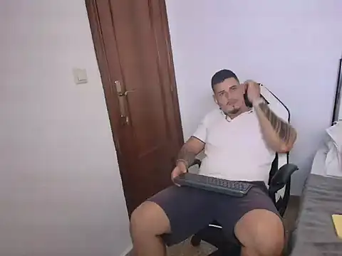 Snapshot of Geishastudios chatting on 10/08/25, 01:42 Geishastudios online show from 10/08/25, 01:42