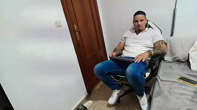 Snapshot of Geishastudios chatting on 10/21/25, 10:05 Geishastudios online show from 10/21/25, 10:05