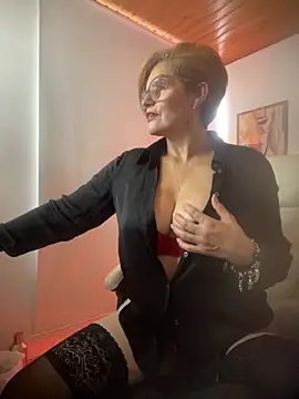 Snapshot of Adeellee_ chatting on 10/12/25, 02:27 Adeellee online show from 10/12/25, 02:27