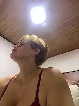 Snapshot of Adeellee_ chatting on 11/03/25, 10:05 Adeellee online show from 11/03/25, 10:05