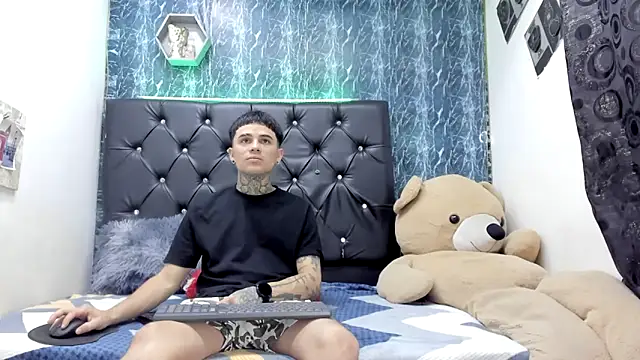 Snapshot of exotic_hot_couple chatting on 11/22/25, 01:04 exotic hot couple online show from 11/22/25, 01:04