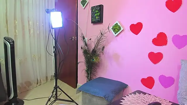 Snapshot of miss--flora chatting on 02/23/25, 06:17 miss--flora online show from 02/23/25, 06:17