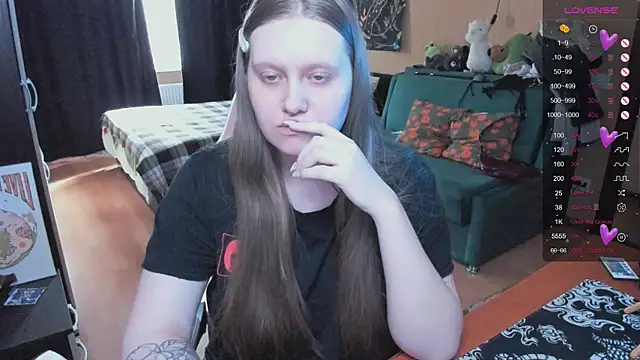 Snapshot of Alice_Dreamgirl_ chatting on 04/22/26, 12:18 Alice Dreamgirl online show from 04/22/26, 12:18