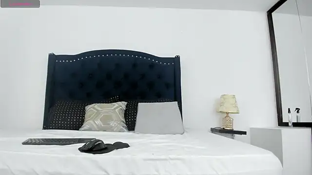 Snapshot of hotmature1 chatting on 11/12/25, 11:43 hotmature1 online show from 11/12/25, 11:43