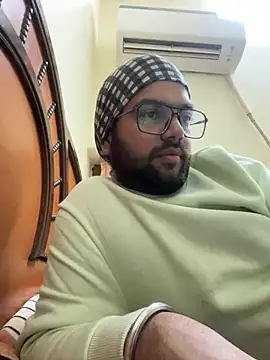 Snapshot of Arsh_Loves_Luv chatting on 12/29/24, 02:21 Arsh Loves Luv online show from 12/29/24, 02:21