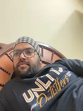 Snapshot of Arsh_Loves_Luv chatting on 01/01/25, 06:38 Arsh Loves Luv online show from 01/01/25, 06:38