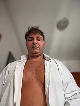 Snapshot of SecretlyDD chatting on 10/02/25, 08:10 SecretlyDD online show from 10/02/25, 08:10