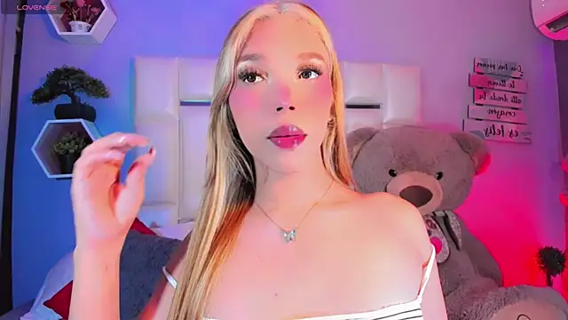 Snapshot of Aileen_18 chatting on 09/21/25, 08:32 Aileen 18 online show from 09/21/25, 08:32