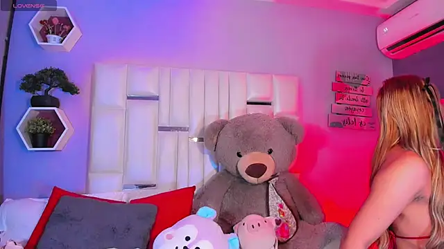 Snapshot of Aileen_18 chatting on 10/18/25, 04:59 Aileen 18 online show from 10/18/25, 04:59