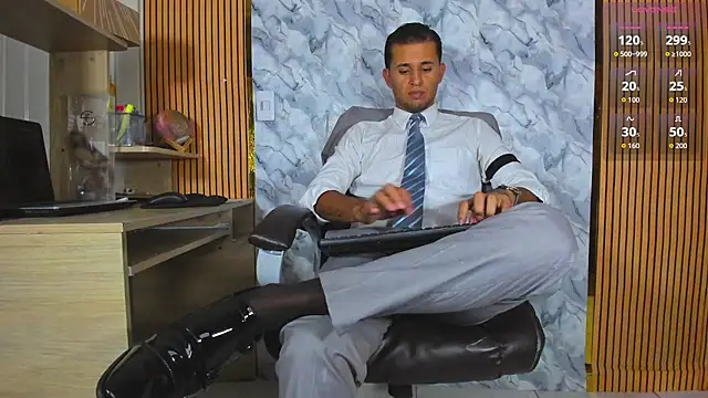 Snapshot of Hideintheoffice chatting on 07/10/26, 02:16 Hideintheoffice online show from 07/10/26, 02:16