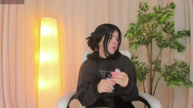 Snapshot of Maddy_bennet chatting on 03/06/25, 04:08 Maddy bennet online show from 03/06/25, 04:08