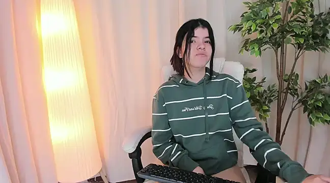 Snapshot of Maddy_bennet chatting on 03/20/25, 07:25 Maddy bennet online show from 03/20/25, 07:25