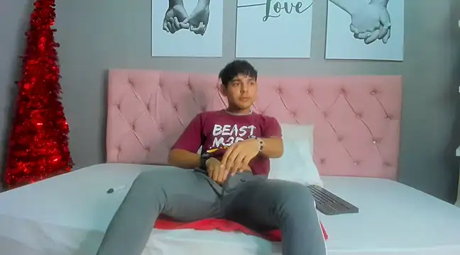 Snapshot of Samir_bear chatting on 12/19/24, 12:56 Samir bear online show from 12/19/24, 12:56