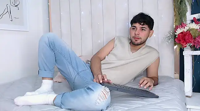 Snapshot of Samir_bear chatting on 01/18/25, 12:47 Samir bear online show from 01/18/25, 12:47