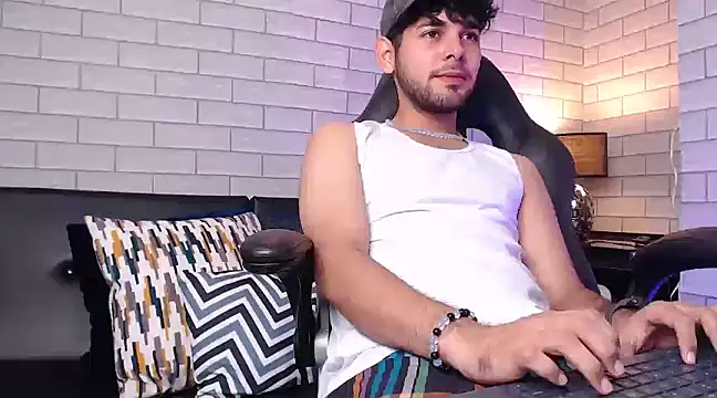 Snapshot of Samir_bear chatting on 02/18/25, 12:28 Samir bear online show from 02/18/25, 12:28