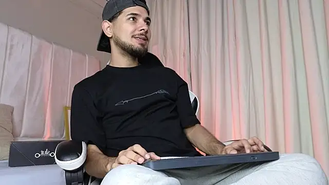 Snapshot of Samir_bear chatting on 10/31/25, 12:39 Samir bear online show from 10/31/25, 12:39