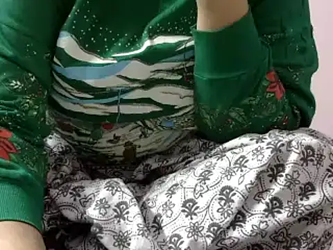 Housewife12 online show from 12/29/24, 06:49
