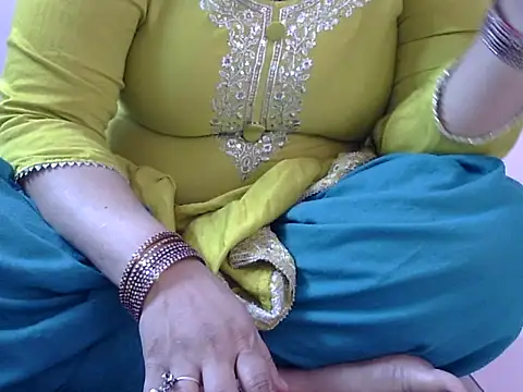 Snapshot of Housewife12 chatting on 11/13/25, 07:07 Housewife12 online show from 11/13/25, 07:07