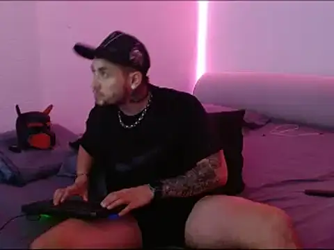 Snapshot of miia-liiam chatting on 01/07/25, 05:01 miia-liiam online show from 01/07/25, 05:01